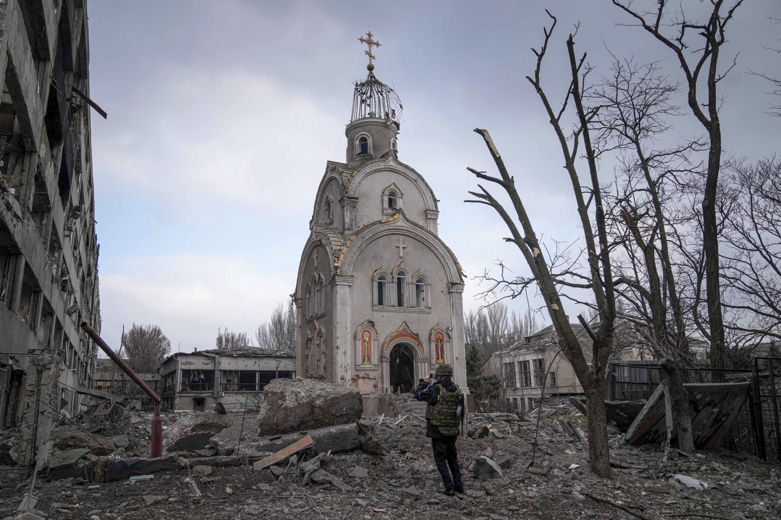 Maiti zatapakaa katika mji wa Mariupol nchini Ukraine.