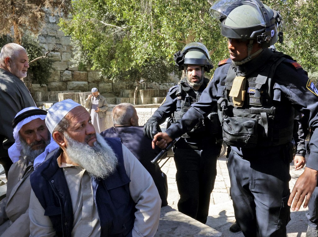 More than 100 hurt in Jerusalem clashes as religious festivals overlap