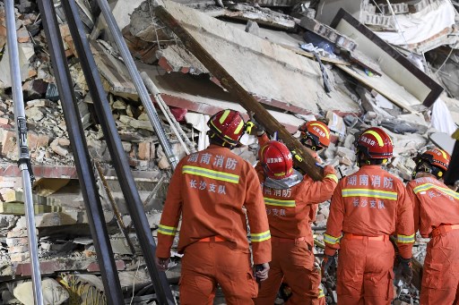 Hopes fade for finding China building collapse survivors