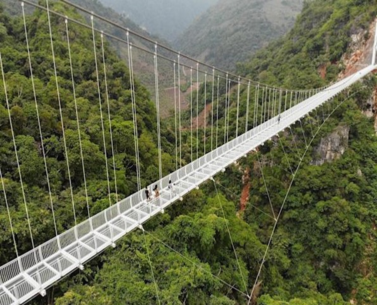 Don’t look down! – What you need to know about the spectacular glass bridge in Vietnam