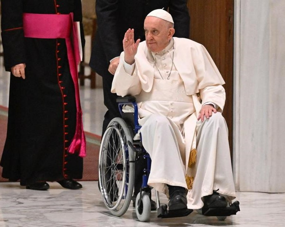 Pope postpones Africa visit over knee problem