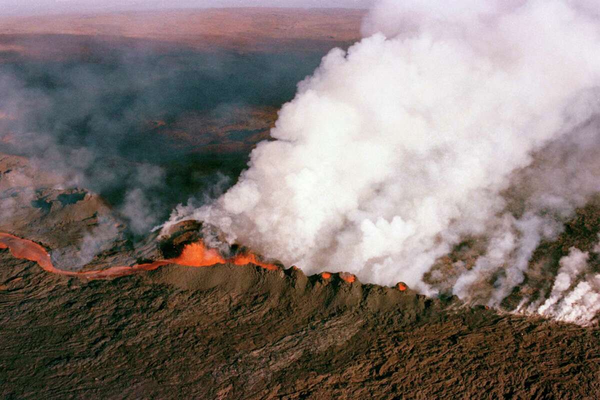 Volcano ya Hawaii, kubwa zaidi duniani, inalipuka kwa mara ya kwanza tangu 1984