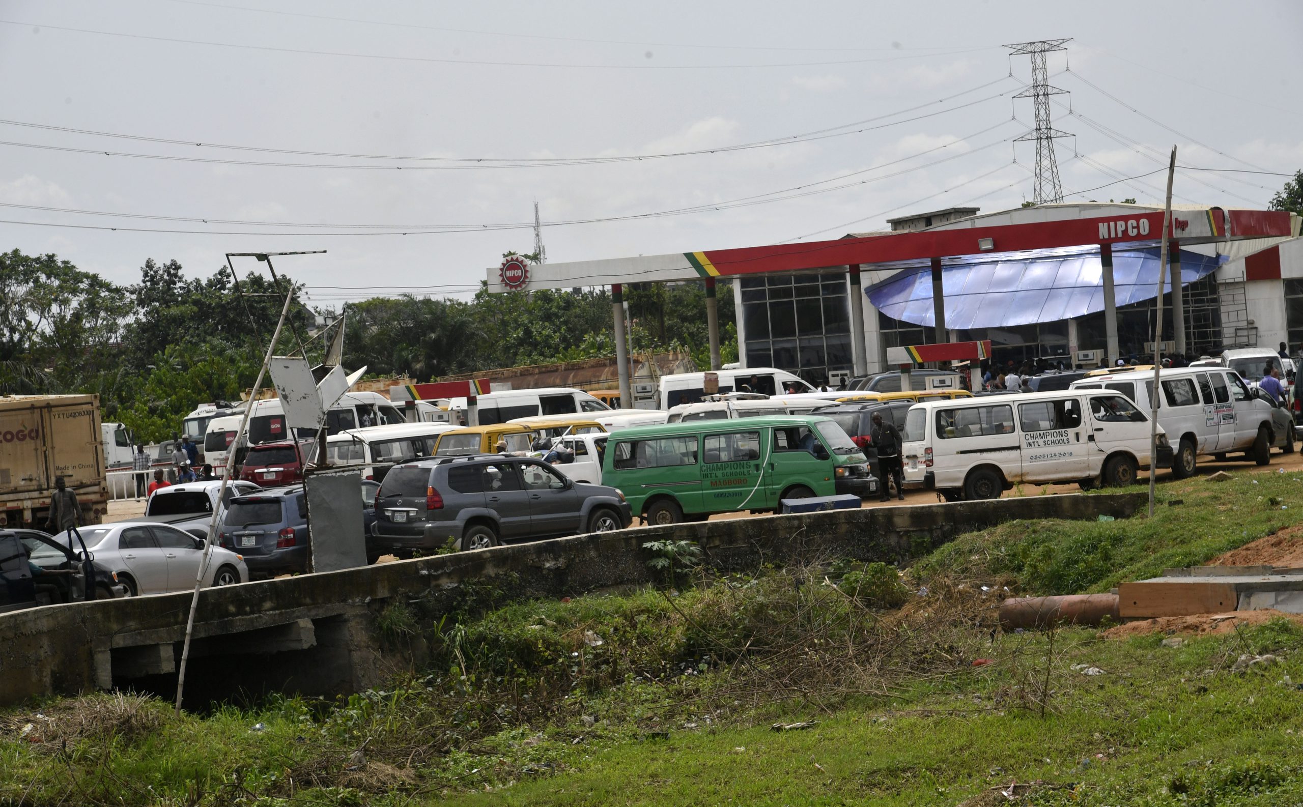 Nigerians rush to buy fuel ahead of subsidy removal