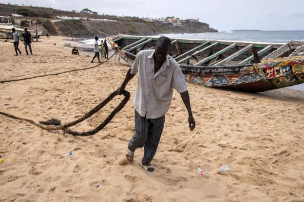 Senegal brings back survivors of boat tragedy