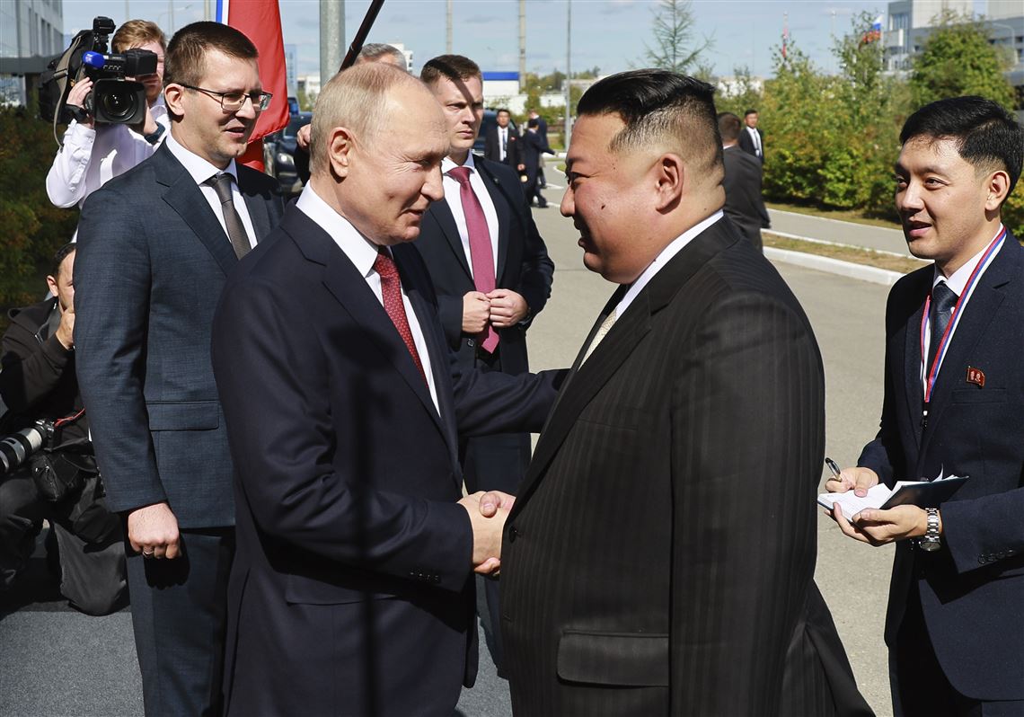 Putin and N. Korea’s Kim Exchange Rifles as Gifts During Meeting