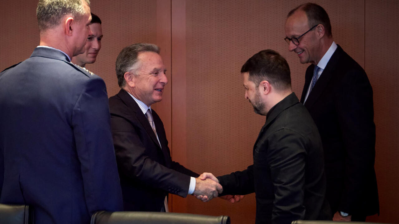 Zelensky holds new talks with US envoys on ending Ukraine war