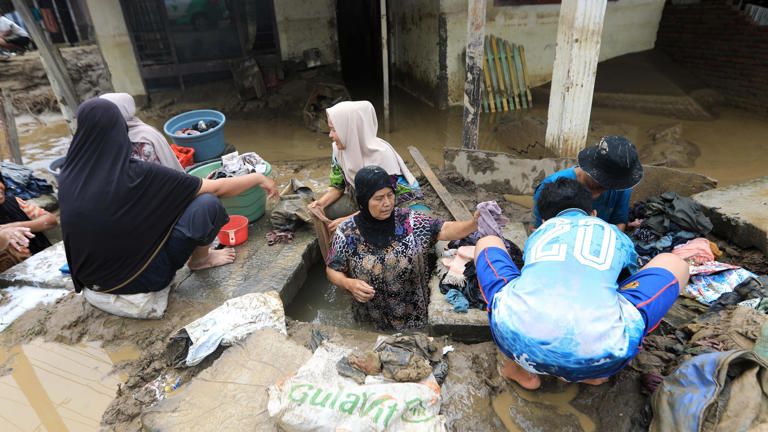 Indonesia Suffers Food, Medical Shortages as Asia Flood tolls rise