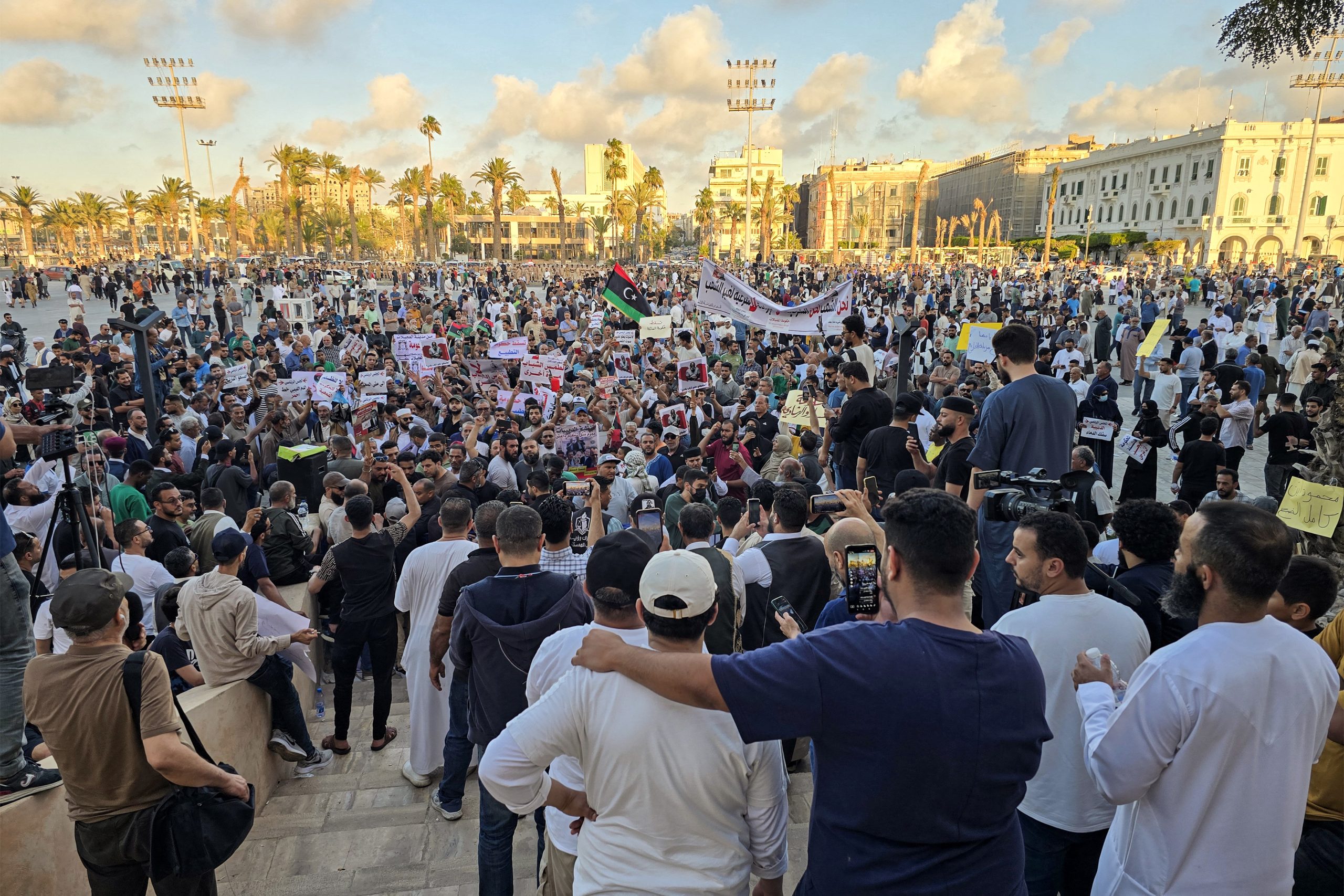 Thousands of Libyan Teachers Protest for Better Pay