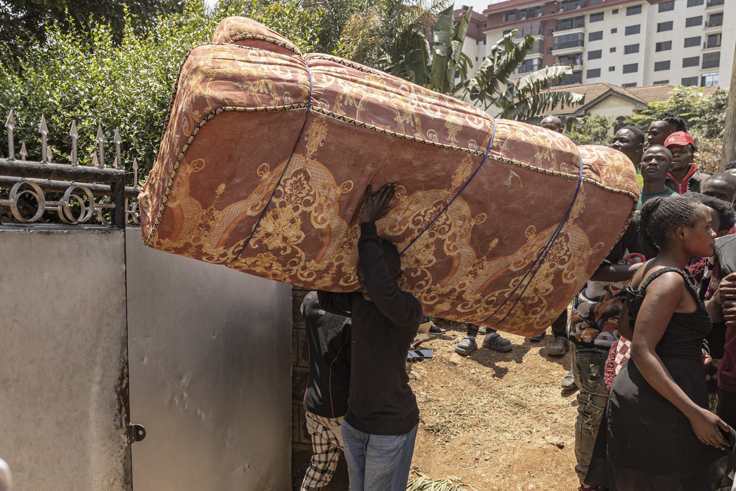 Burundians rush to leave Kenya after crackdown on businesses
